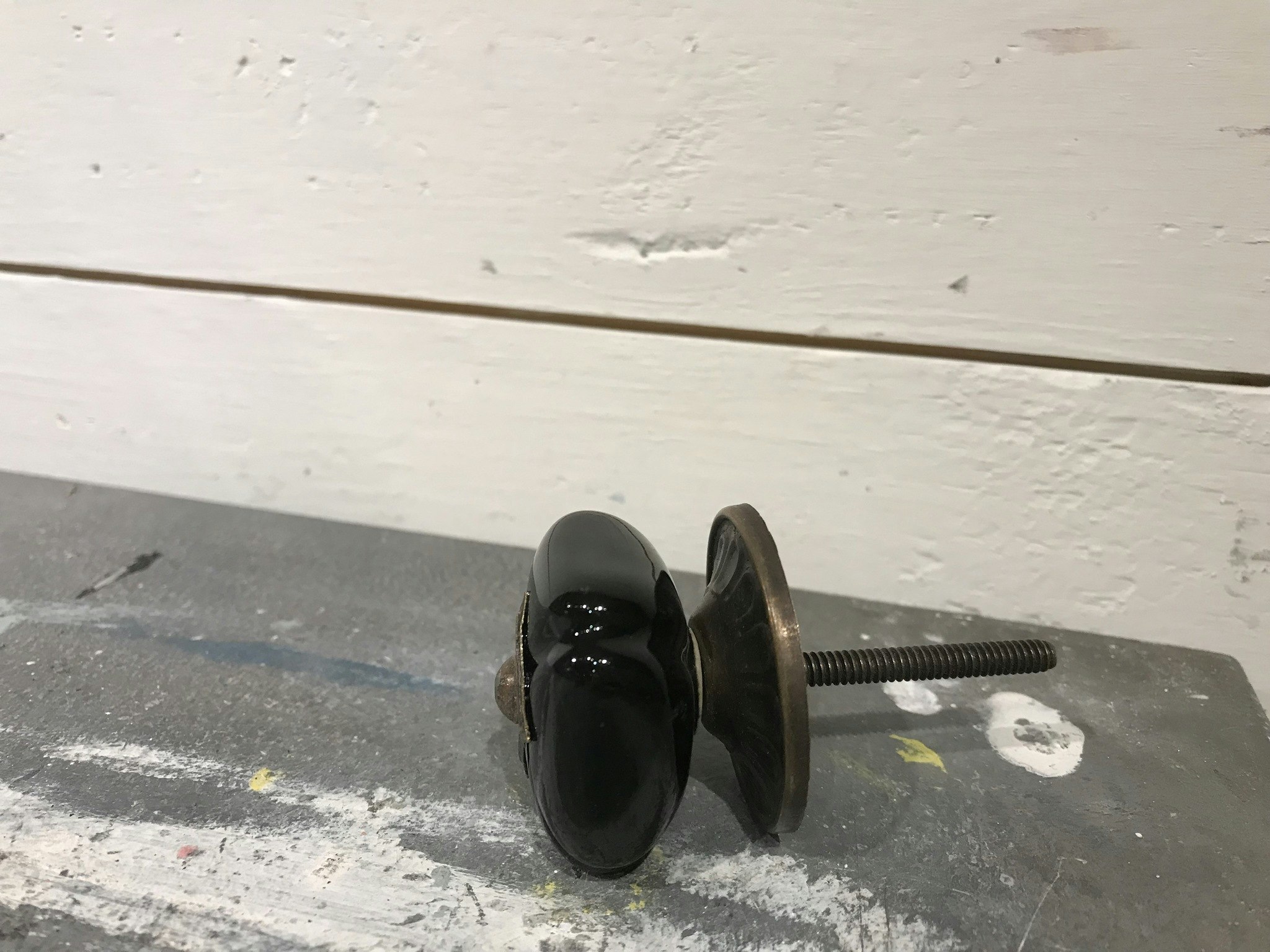 Knopp svart fyrkantig med metallbricka