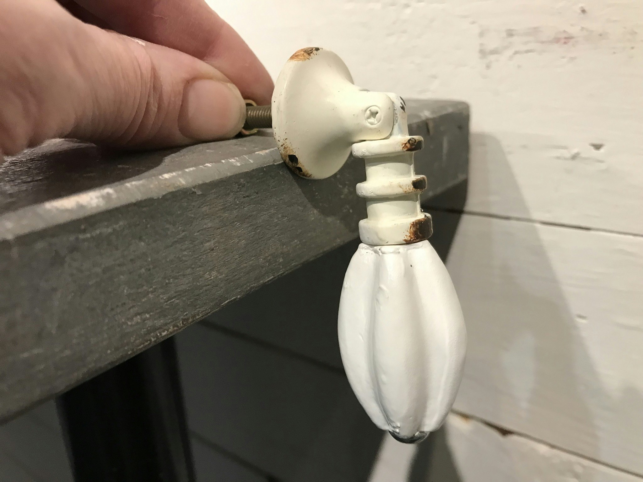 Knopp i metall med hänge