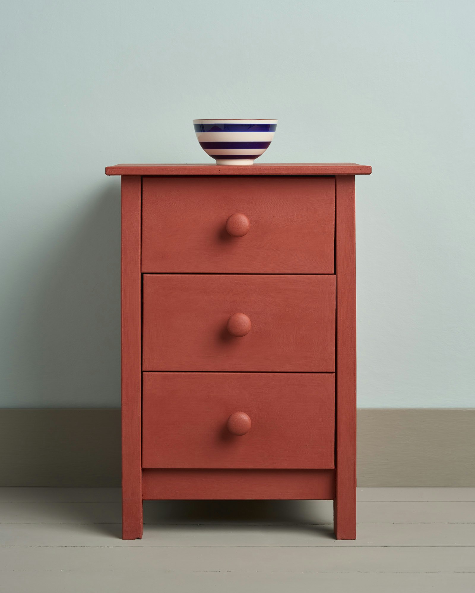 Liten byrå målad med Annie Sloan Chalk Paint Paprika Red
