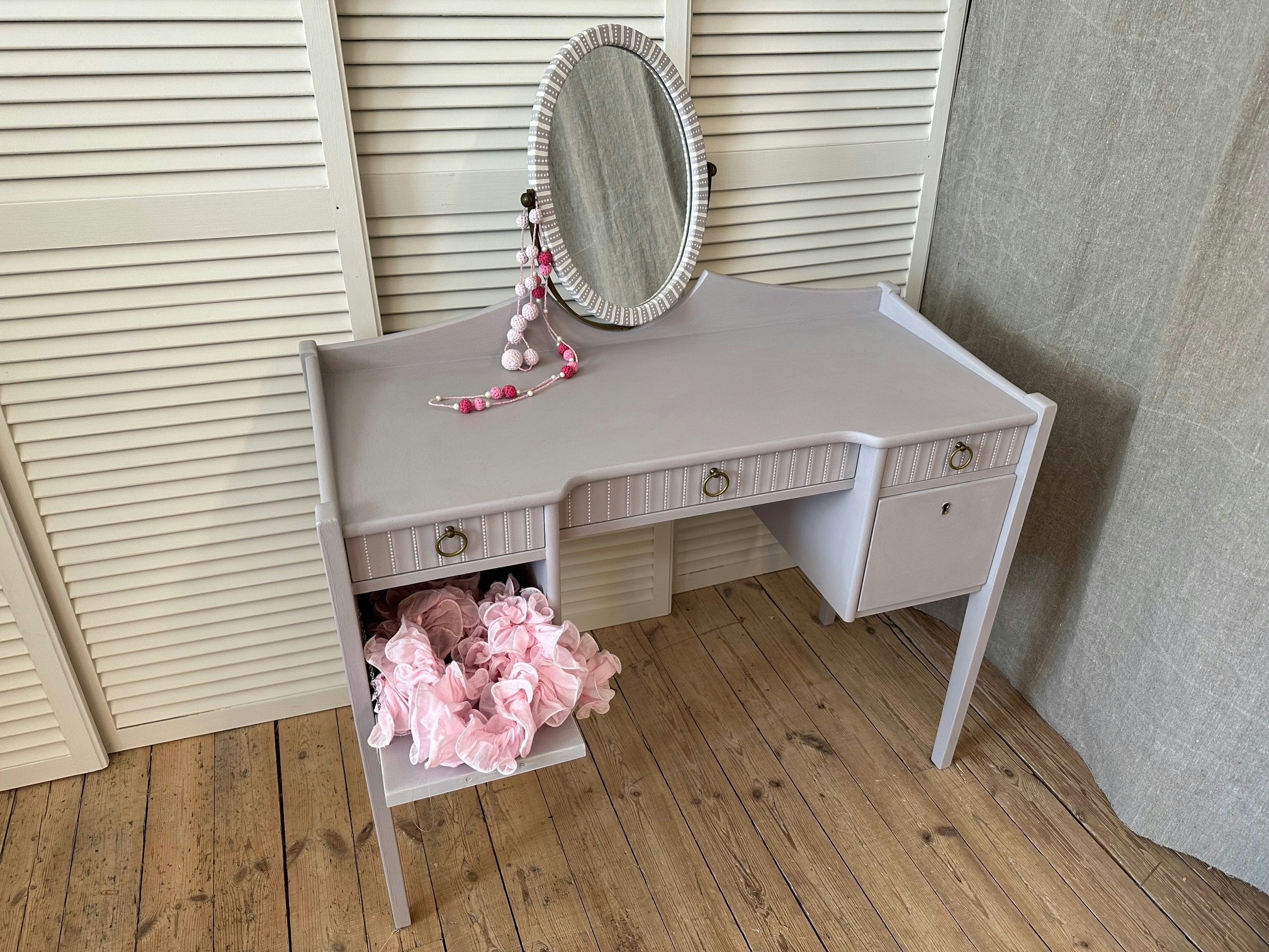 Sminkbord modell mindre