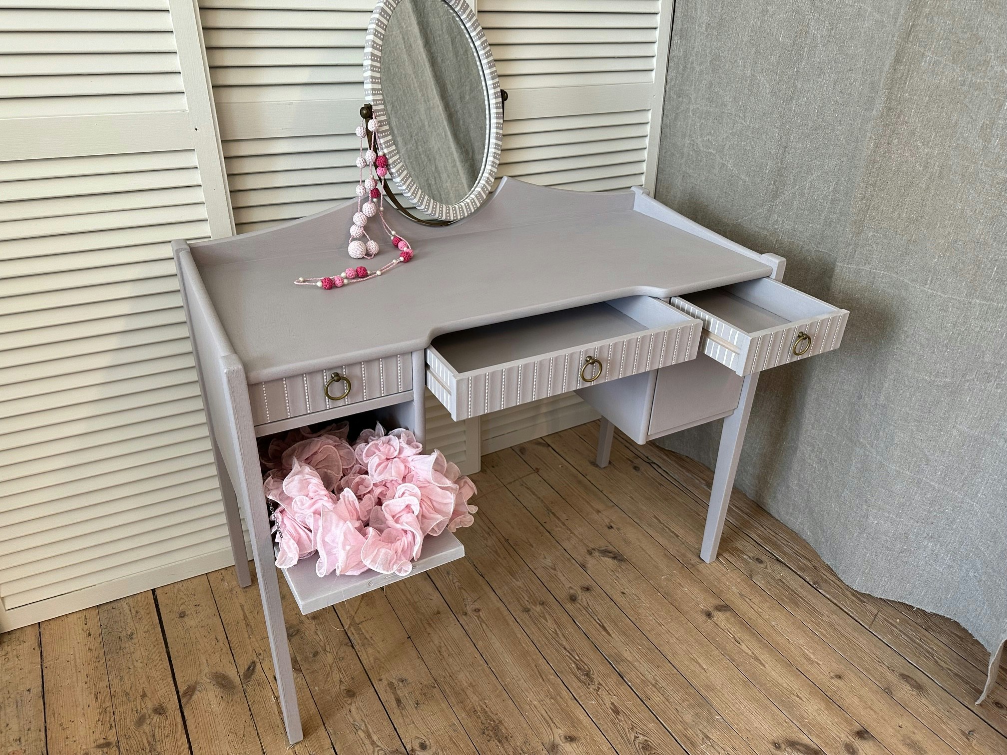 Sminkbord modell mindre