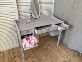 Sminkbord modell mindre