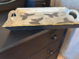 Bricka med svarta fjärilar och guldkant 7
