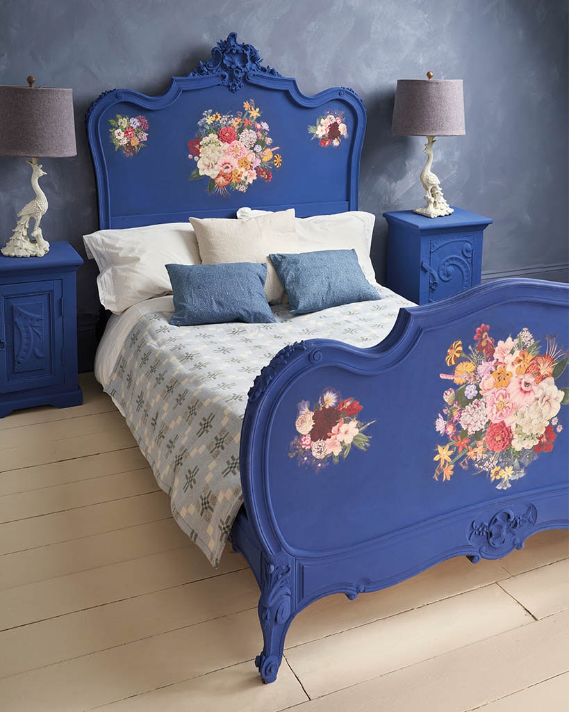 Annie Sloan Decoupagepapper Floribunda på en säng
