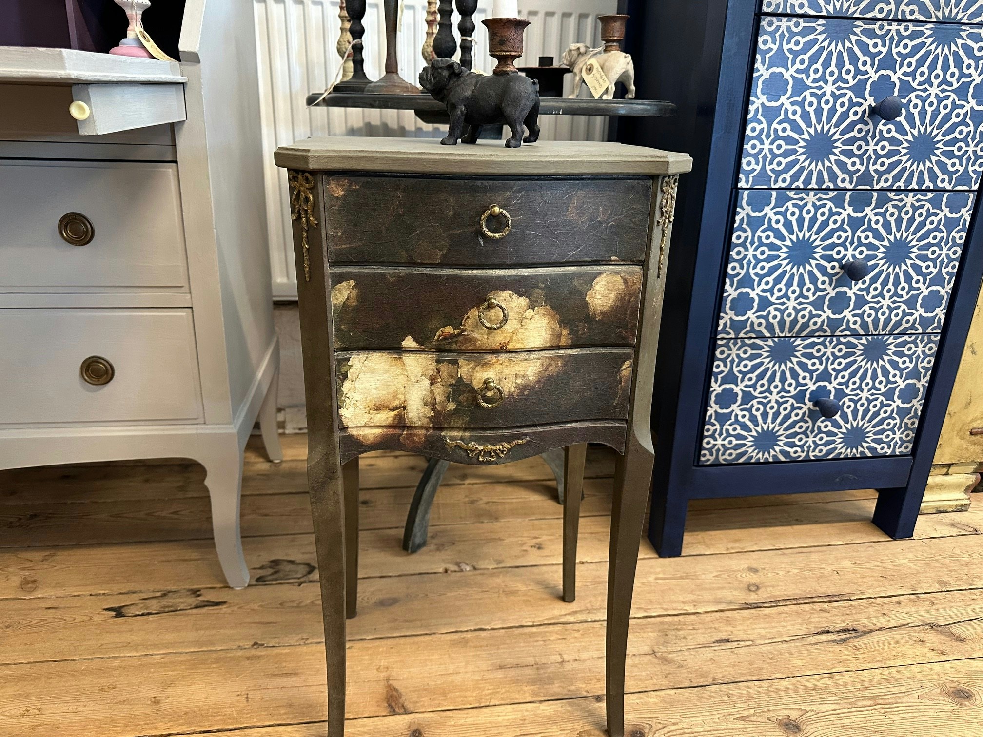 Liten byrå med Posh Chalk decoupagepapper Abundance