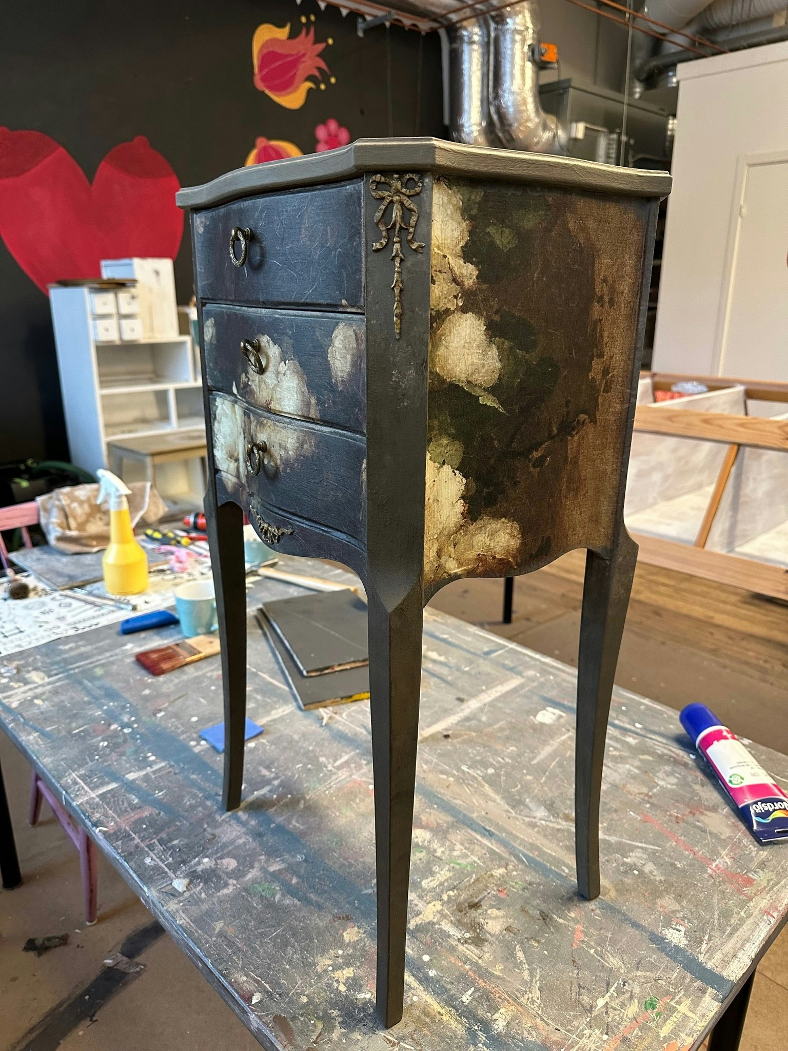 Liten byrå med Posh Chalk decoupagepapper Abundance