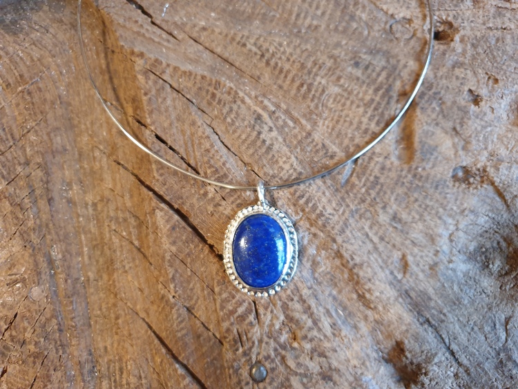 Silverhalsband med lapis lazuli