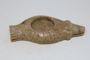 Ljushållare i sten, i form av krokodil, handgjord