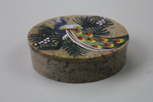 Vackert dekorerad ask med påfågelmotiv och lock i sten