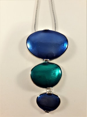 Halsband med blå och gröna plattor