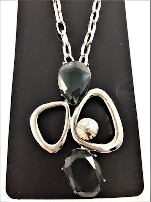 Halsband med silverfärgade detaljer och svarta stenar