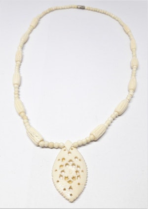 Halsband i ben