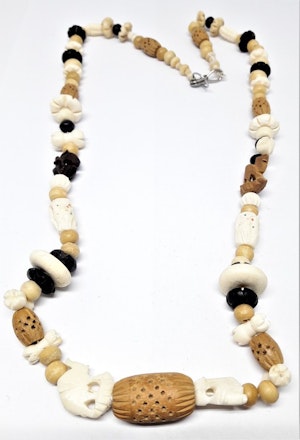 Halsband i ben med utskurna figurer, bl.a. kameler och elefanter