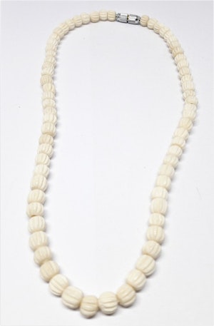 Kort halsband, ben, räfflade kulor