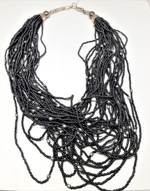 Flerradigt grått halsband av små pärlor, silverfärgad metall