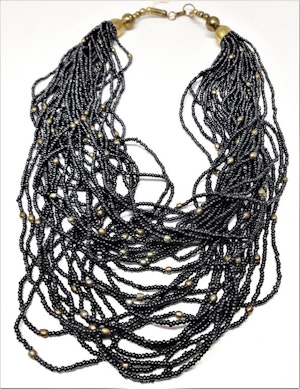 Flerradigt grått halsband av små pärlor, guldfärgad metall