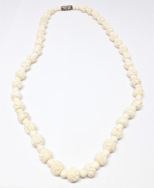 Halsband med utsirade blommor