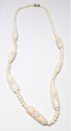 Kort halsband, ben, med ovaler