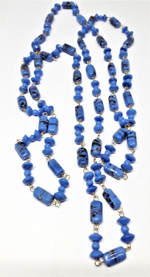 Långt halsband med kulor i ljusblått med mönster