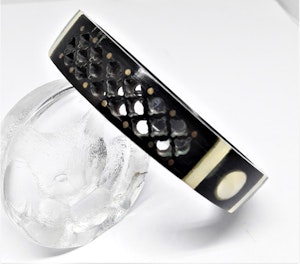 Stelt armband av trä med genombrutet mönster