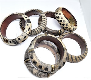 Stelt armband av trä med varierande mönster