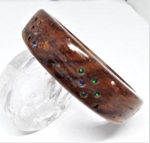 Stelt armband av trä med färgade inlägg