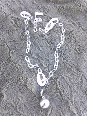 Halsband med ovaler i silverfärg och kula
