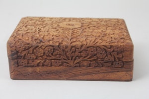 Handgjort Snidat Träskrin med Reliefdekor och Bladverk