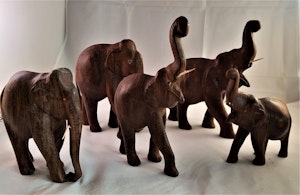 Snidade handgjorda elefanter, olika varianter