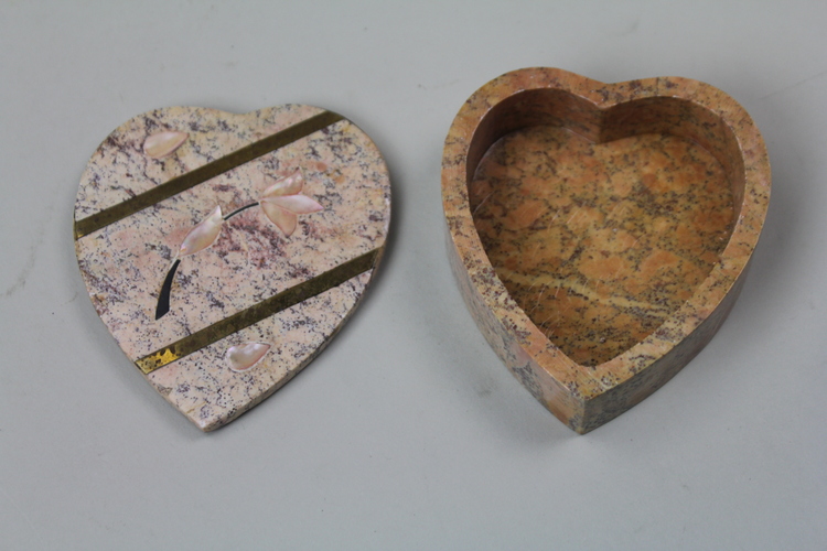 Vackert dekorerad hjärtformad ask med lock i sten
