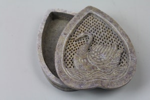 Vackert dekorerad hjärtformad ask med svanmotiv och lock i sten