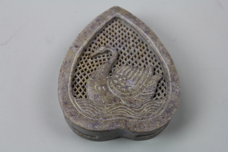 Vackert dekorerad hjärtformad ask med svanmotiv och lock i sten