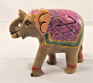 Handgjord elefant med målad sadel