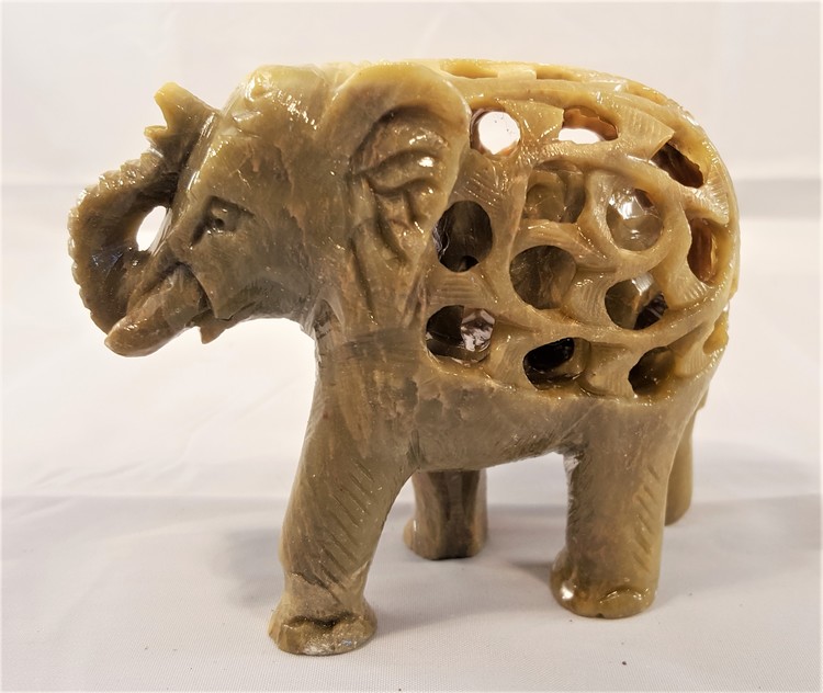 Handgjord uttäljd elefant med en elefant inuti