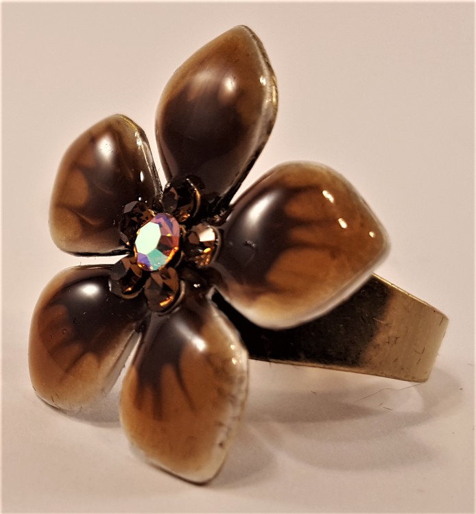 Ring med bruna detaljer i form av blommor