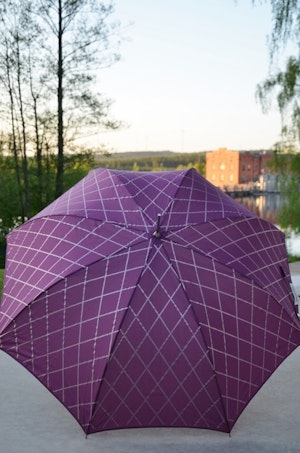 Paraply lila, Lisbeth Dahl