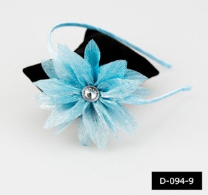 Diadem med ljusblå blomma