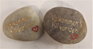 Sten med text "Välkommen till världen", x1