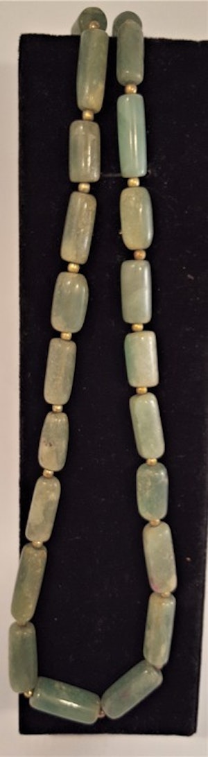 Halsband med breda jadestenar