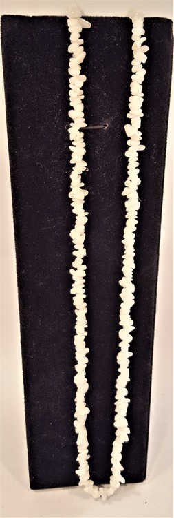Halsband av vit agat