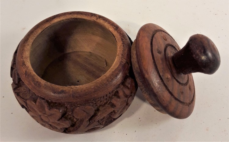 Snidad handgjord liten rund träask