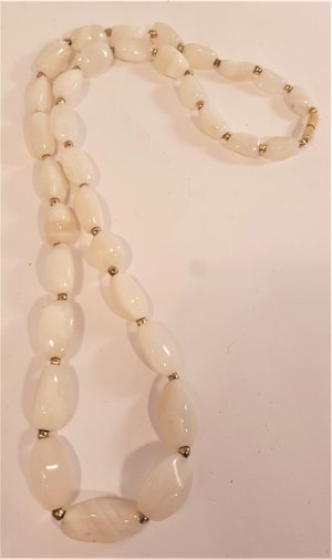 Halsband med vita stenar