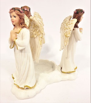 Värmeljushållare med änglar i polystone, marmorkross blandat med polyesterakrylat. Detaljfull och dekorativ.