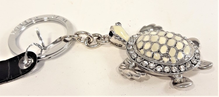 Silverfärgad nyckelring med sköldpadda, design Lisbeth Dahl