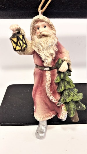Prydnadsfigur att hänga, tomte med lykta och gran. Detaljfull och dekorativ. Med snöre.