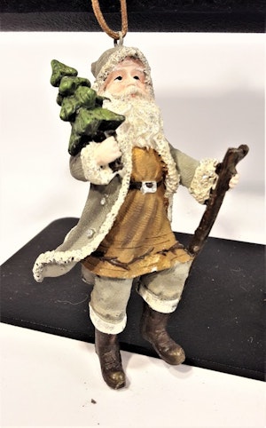 Prydnadsfigur att hänga, tomte med lykta och gran. Detaljfull och dekorativ. Med snöre.