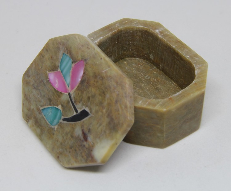 Vackert dekorerad åttakantig ask med lock i sten