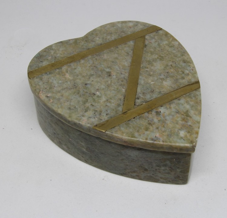 Hjärtformad ask i sten med lock