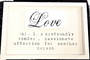 Tavla med text "Love..."
