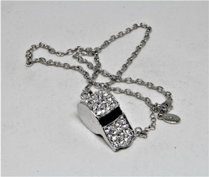 Halsband med "visselpipa" i strass, 2 varianter